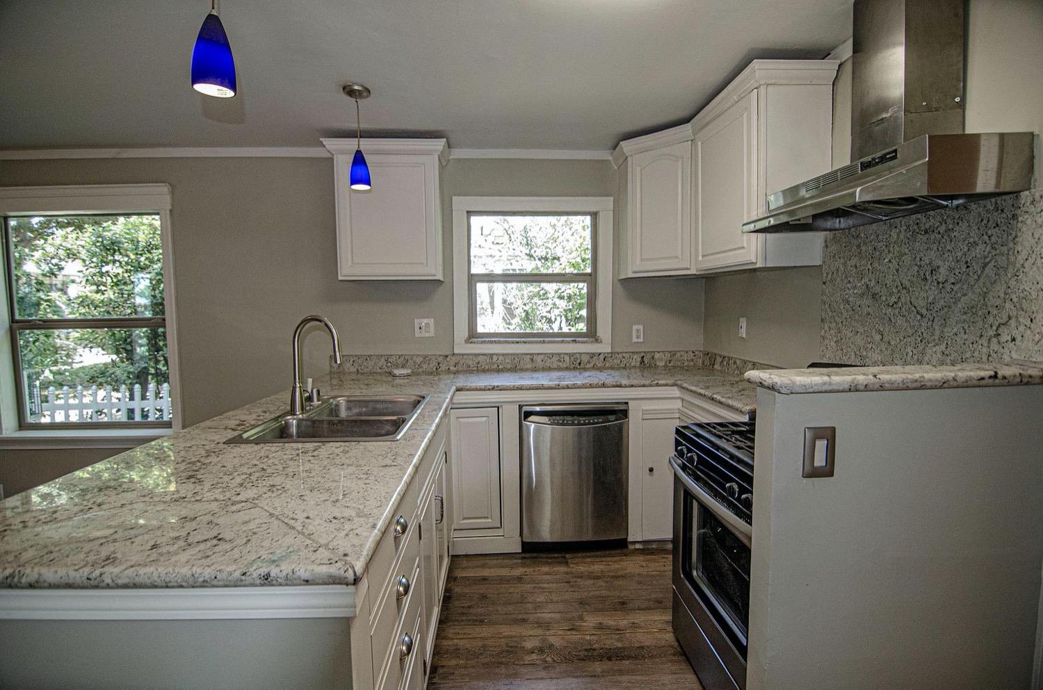 Detail Gallery Image 6 of 14 For 409 Cleveland Ave, Sacramento,  CA 95833 - 2 Beds | 2 Baths