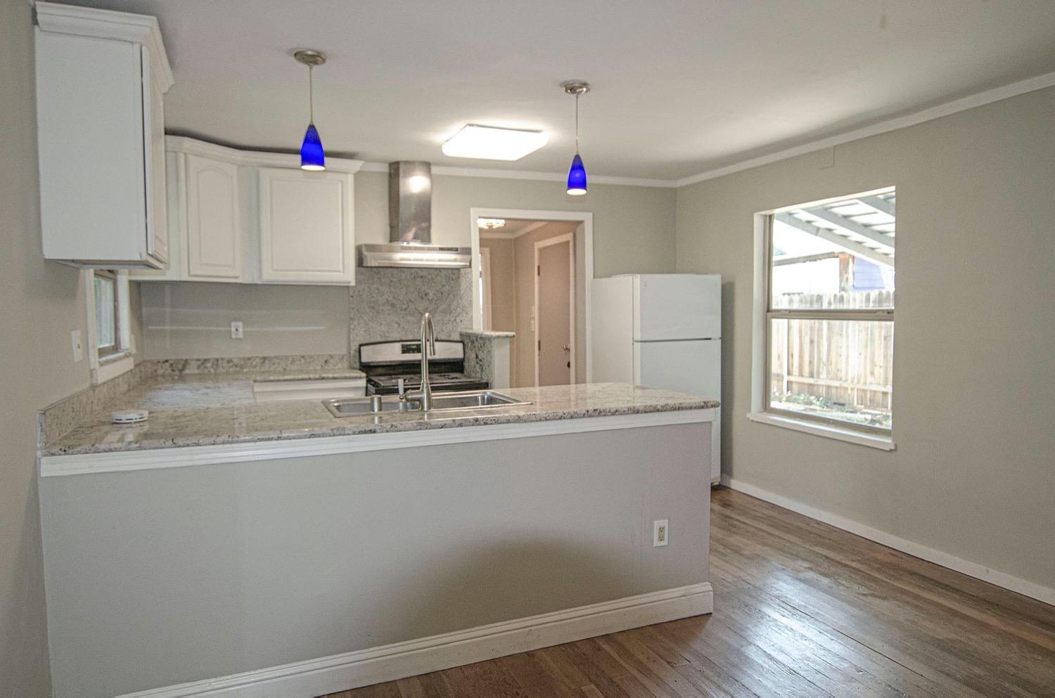 Detail Gallery Image 5 of 14 For 409 Cleveland Ave, Sacramento,  CA 95833 - 2 Beds | 2 Baths