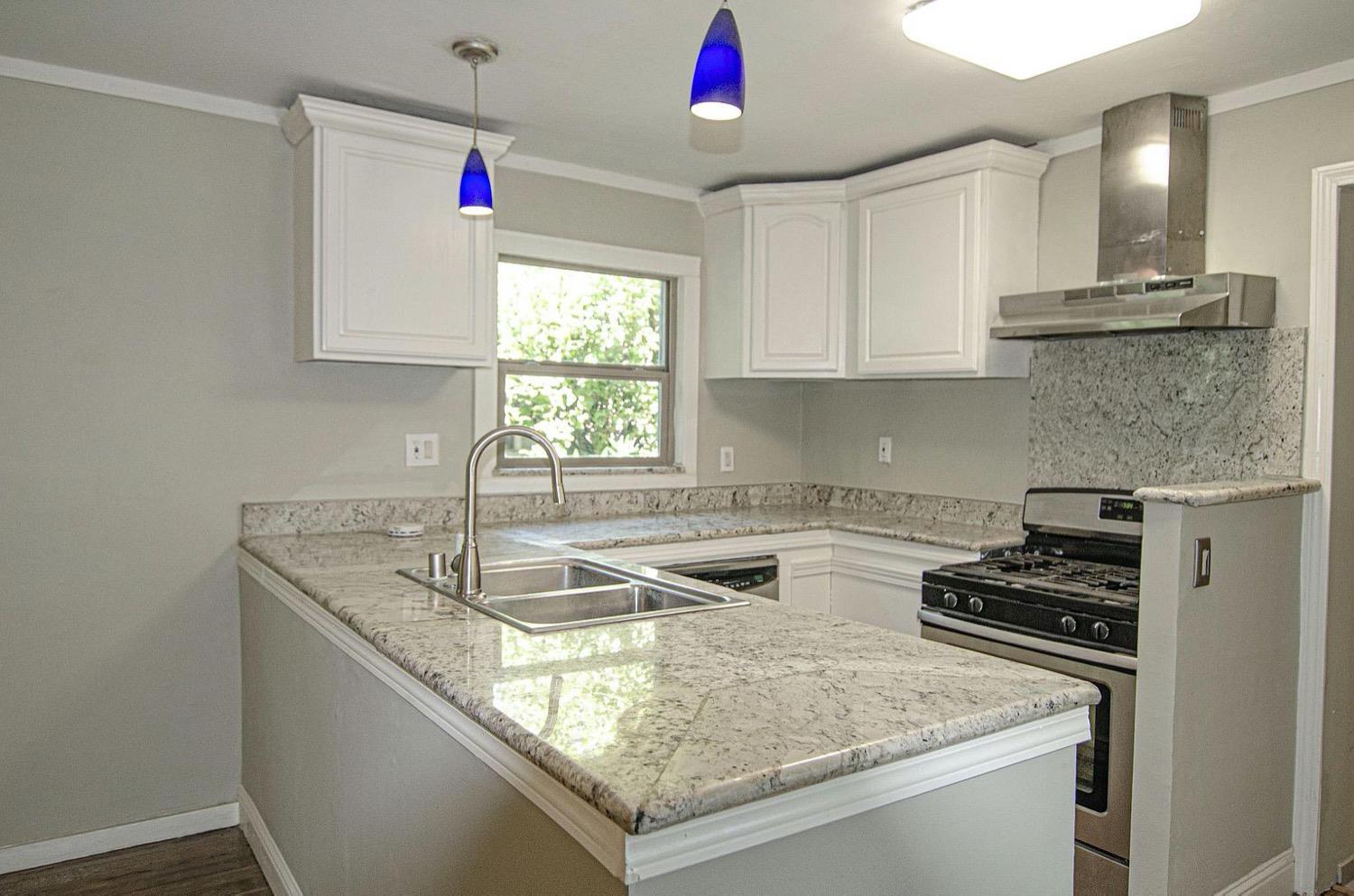 Detail Gallery Image 1 of 14 For 409 Cleveland Ave, Sacramento,  CA 95833 - 2 Beds | 2 Baths