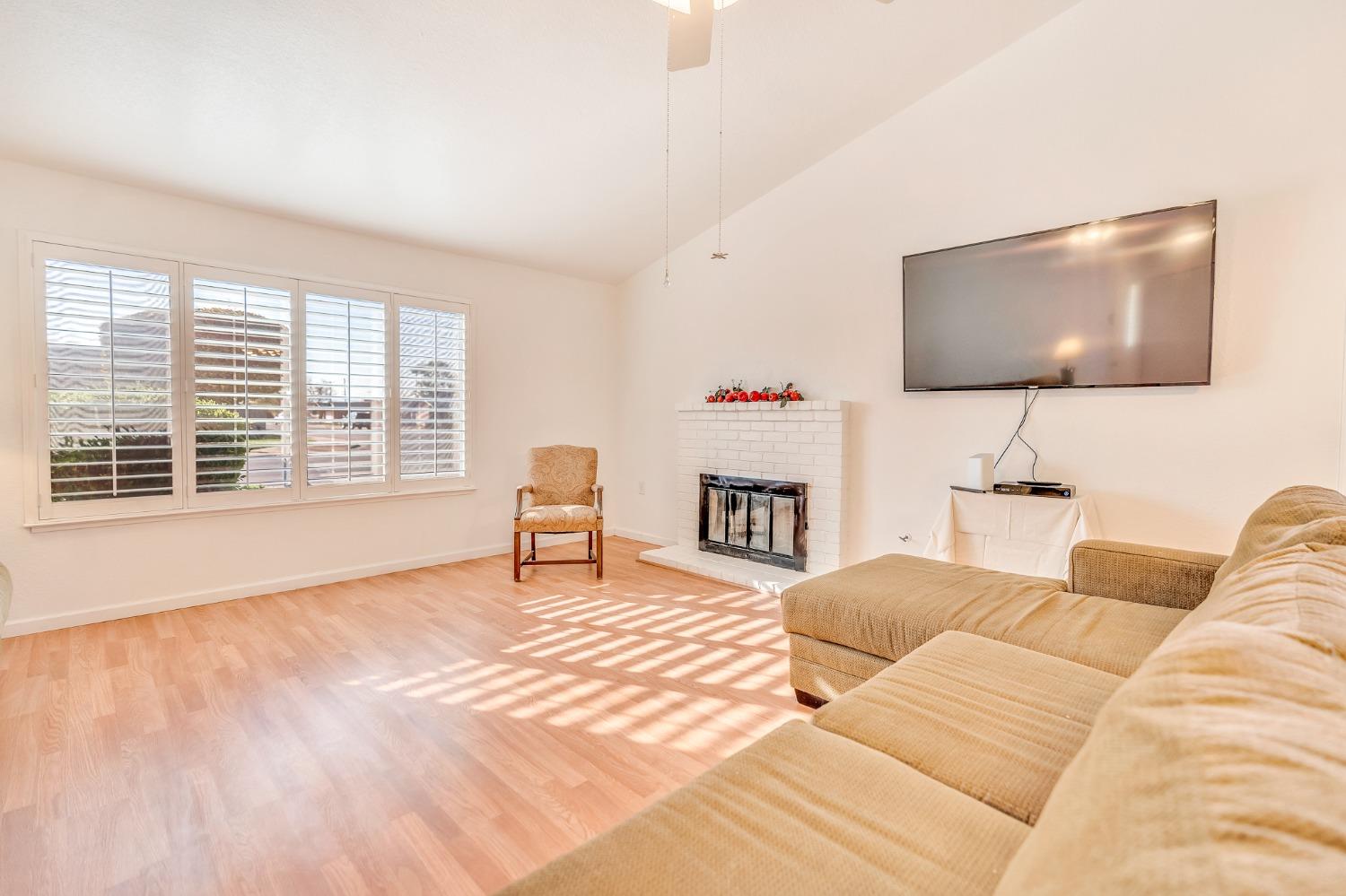 Detail Gallery Image 4 of 45 For 1316 Chukar St, Los Banos,  CA 93635 - 2 Beds | 2 Baths