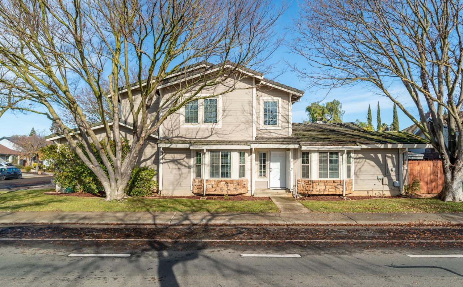 Detail Gallery Image 1 of 1 For 8801 Valley Oak Ln, Elk Grove,  CA 95624 - 3 Beds | 3 Baths