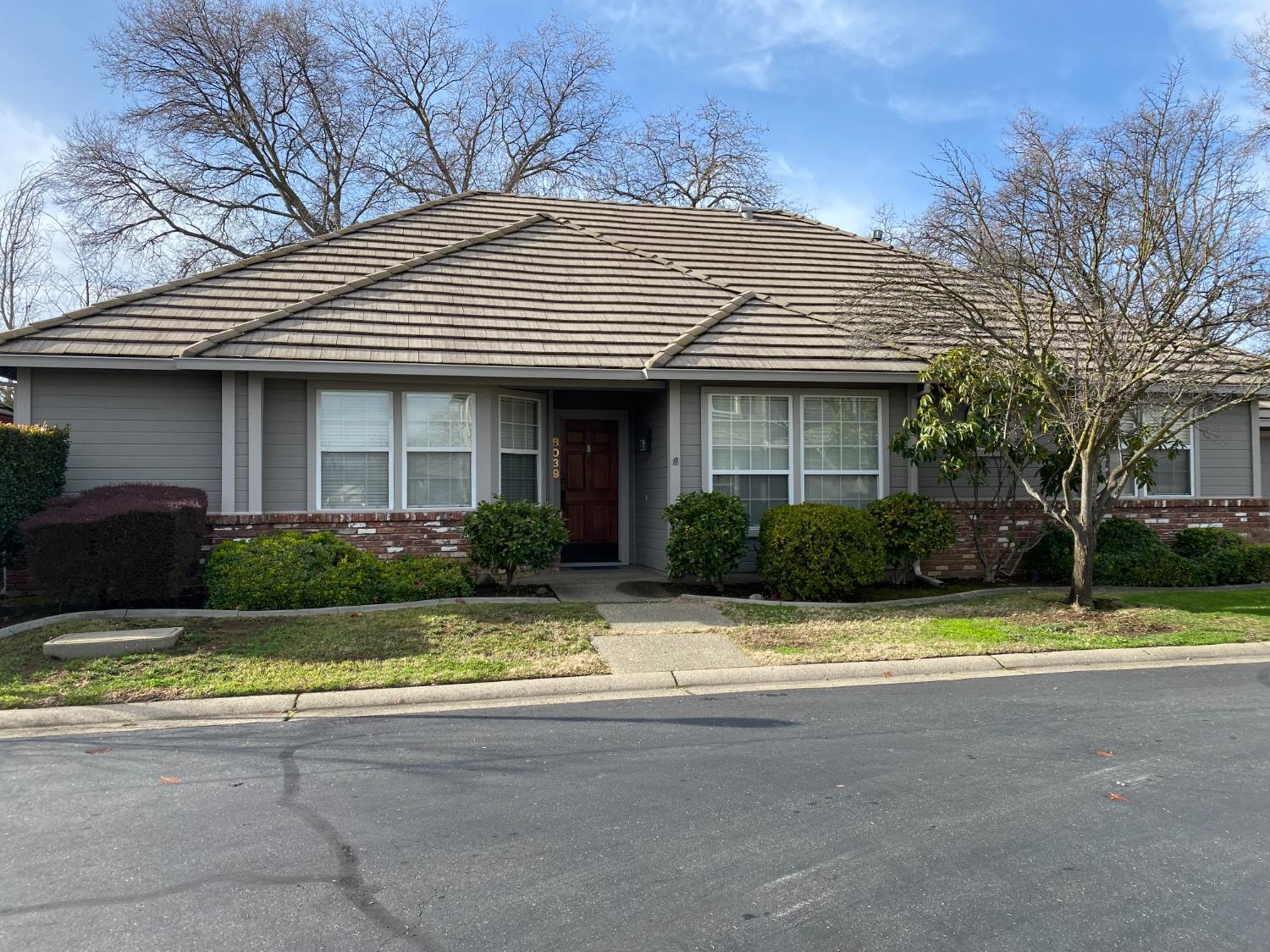 Photo of 8039 Auburn Oaks Village Ln in Citrus Heights, CA