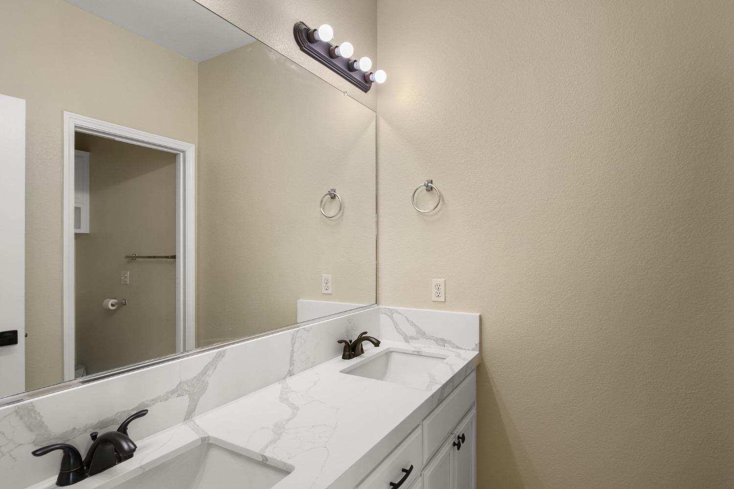 Detail Gallery Image 9 of 37 For 2870 Blue Oak Ct, Turlock,  CA 95382 - 4 Beds | 2/1 Baths