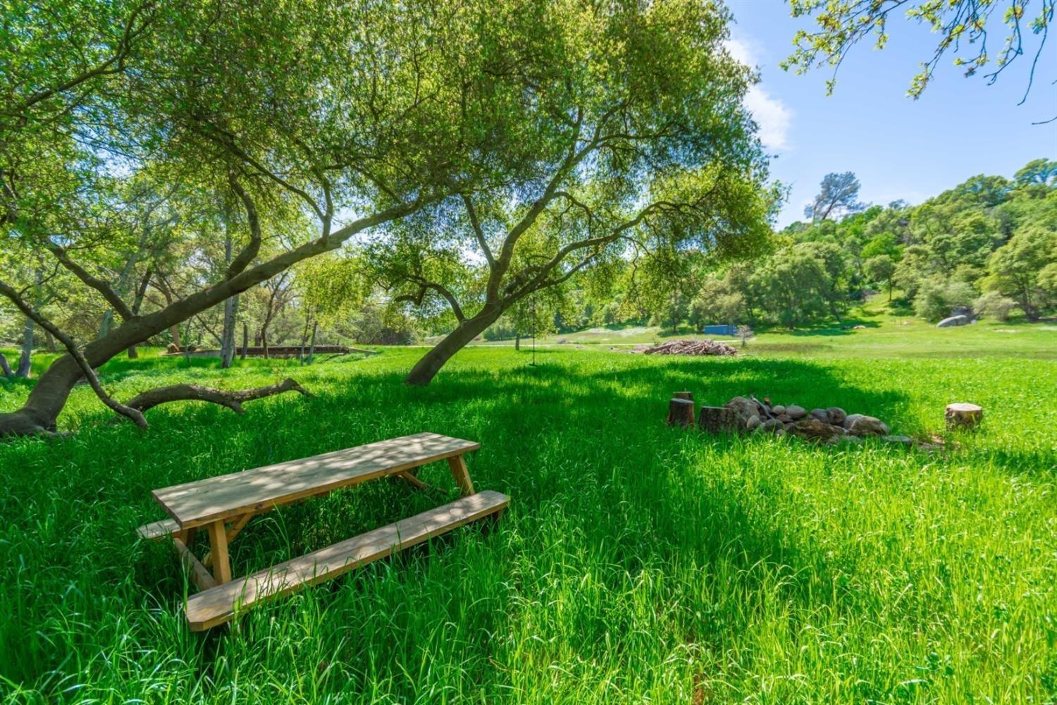Photo of 2250 Creekside Ln in Loomis, CA