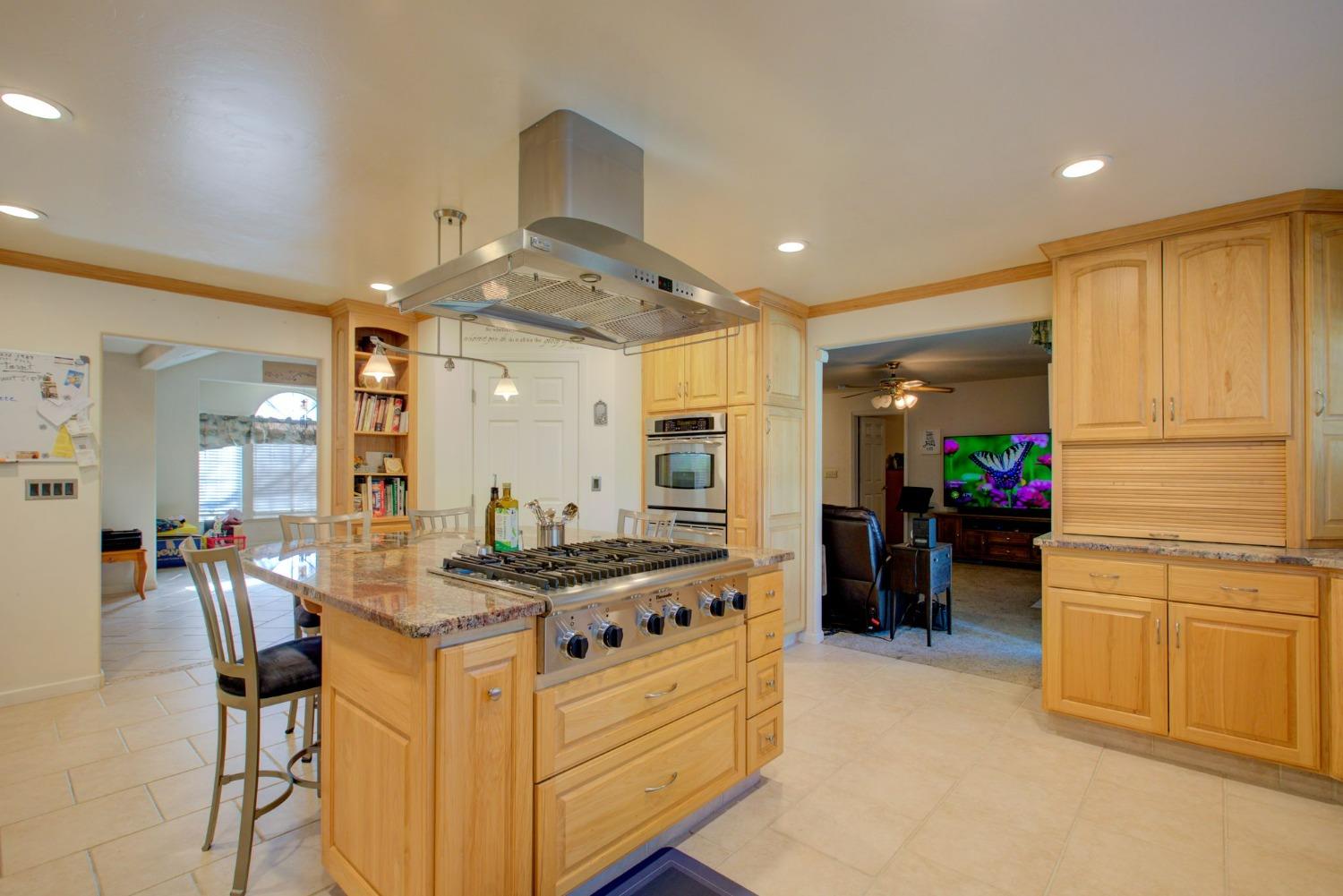 Detail Gallery Image 8 of 53 For 1922 Rainier Dr, Los Banos,  CA 93635 - 5 Beds | 2/1 Baths