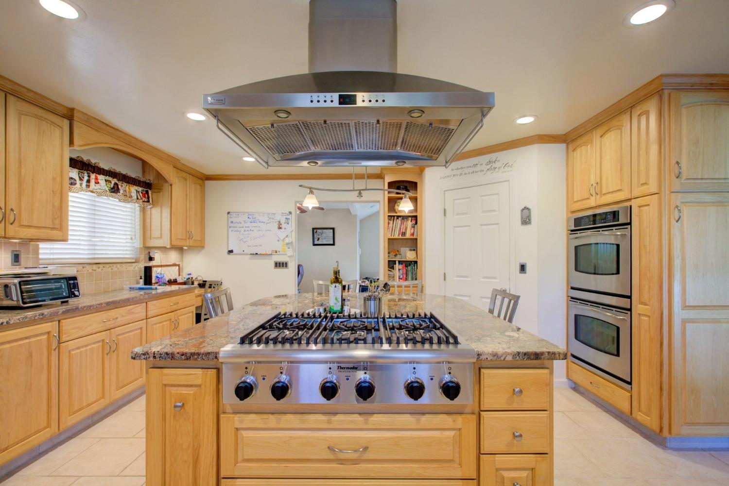 Detail Gallery Image 10 of 53 For 1922 Rainier Dr, Los Banos,  CA 93635 - 5 Beds | 2/1 Baths