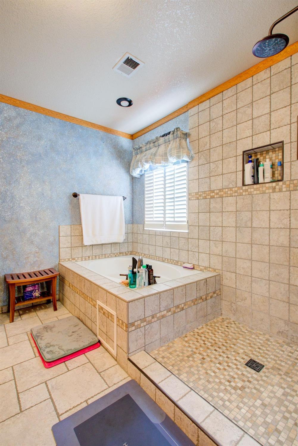 Detail Gallery Image 27 of 53 For 1922 Rainier Dr, Los Banos,  CA 93635 - 5 Beds | 2/1 Baths