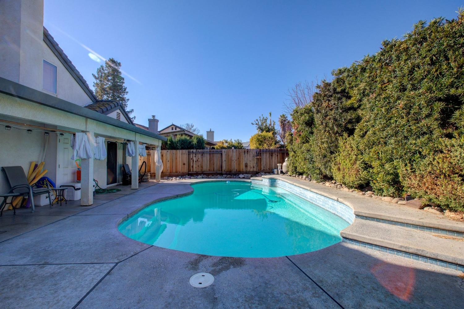 Detail Gallery Image 13 of 53 For 1922 Rainier Dr, Los Banos,  CA 93635 - 5 Beds | 2/1 Baths