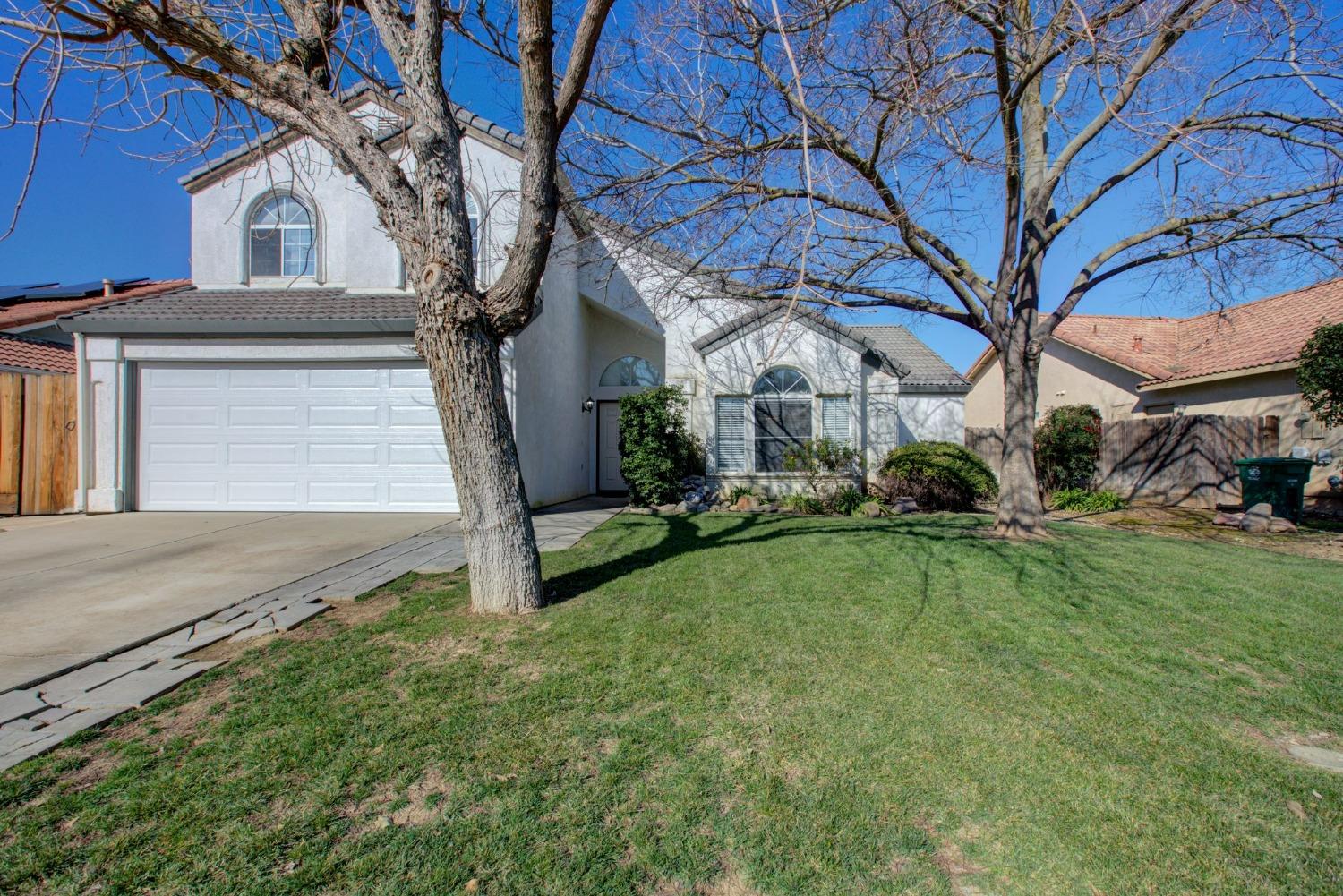 Detail Gallery Image 4 of 53 For 1922 Rainier Dr, Los Banos,  CA 93635 - 5 Beds | 2/1 Baths