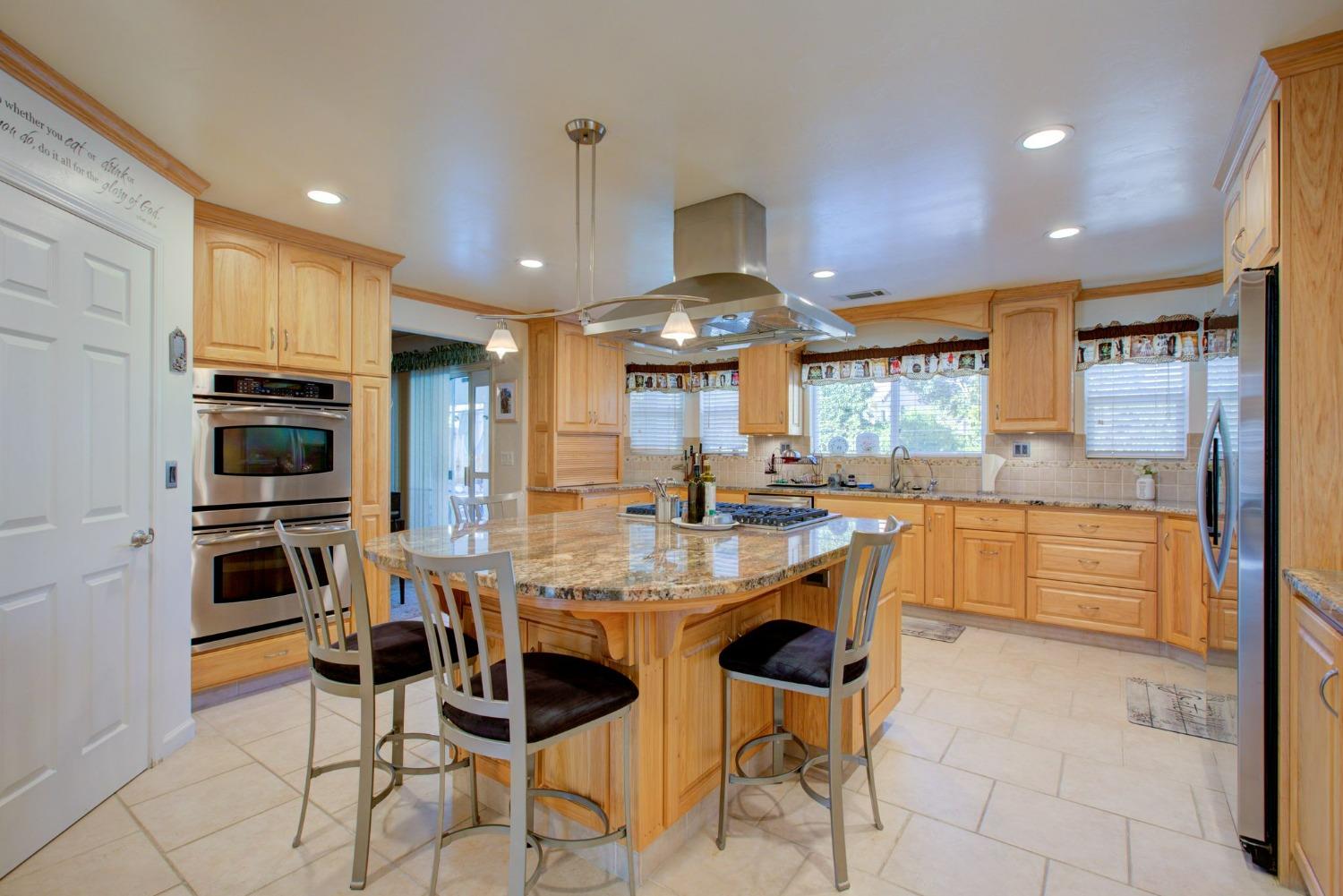 Detail Gallery Image 7 of 53 For 1922 Rainier Dr, Los Banos,  CA 93635 - 5 Beds | 2/1 Baths