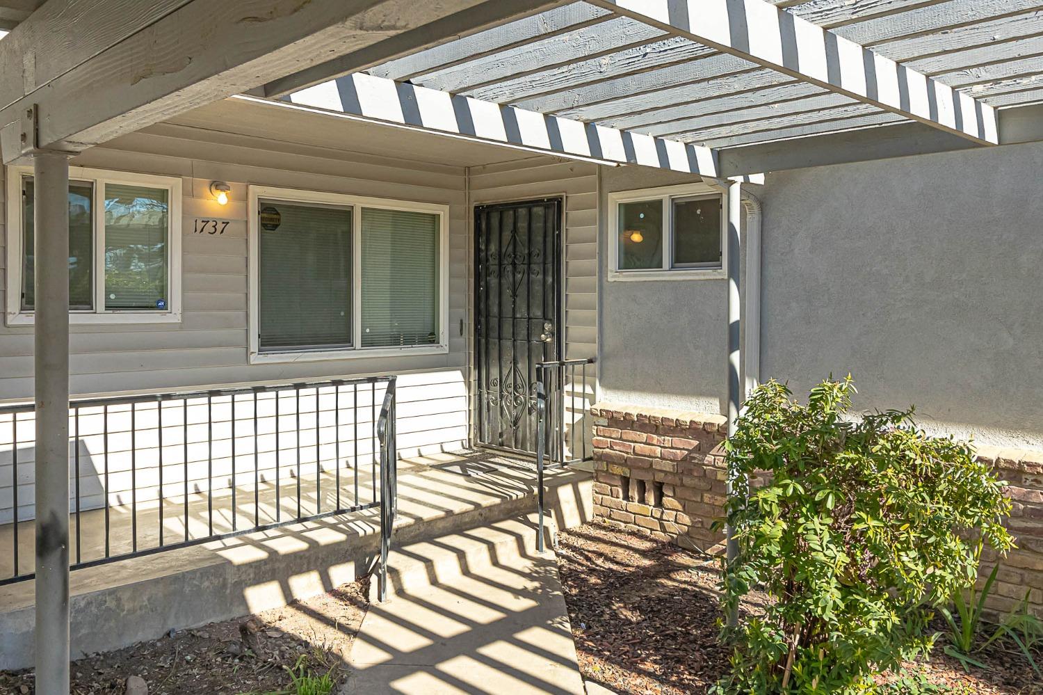 Detail Gallery Image 1 of 1 For 1737 Beverly Dr, Modesto,  CA 95358 - 3 Beds | 2 Baths