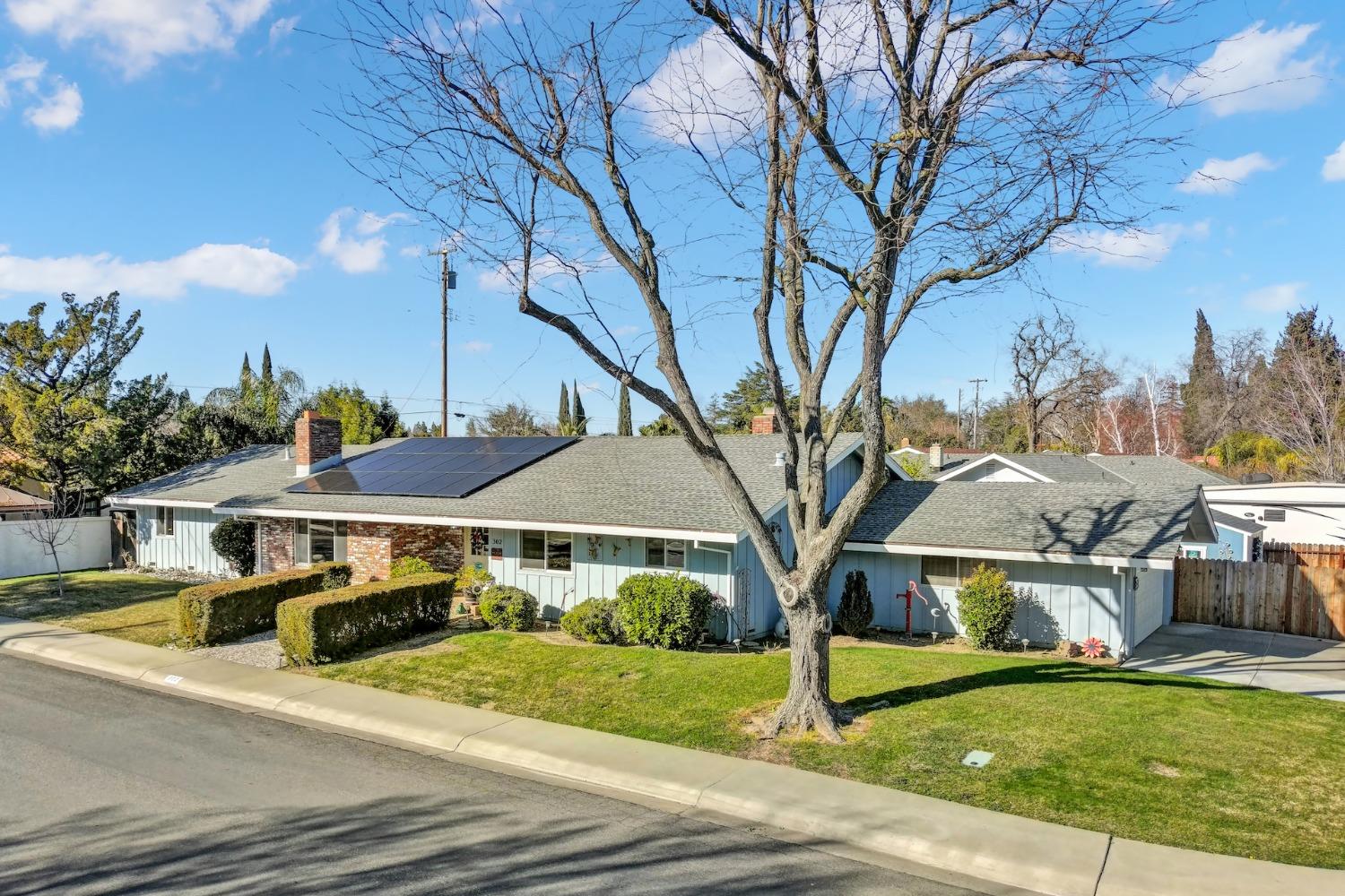 Photo of 302 W Southwood Dr in Woodland, CA