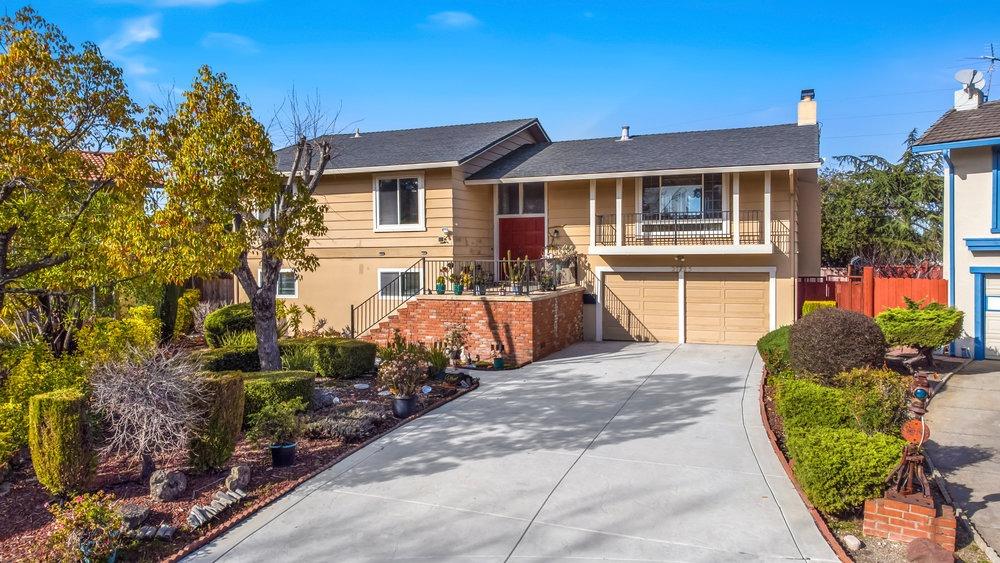 Photo of 27725 Fallen Leaf Ct in Hayward, CA