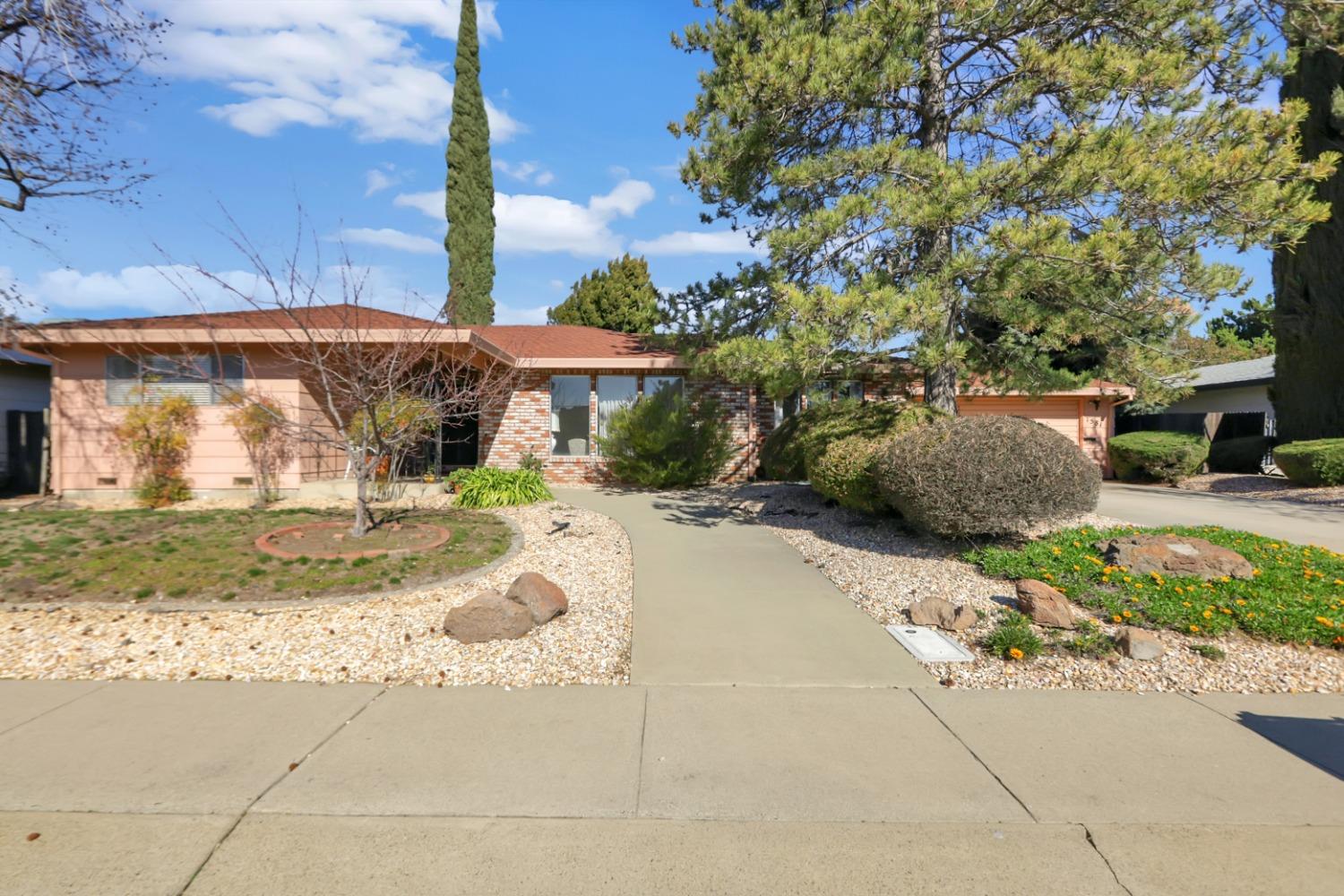 Photo of 1581 Valley View Dr in Yuba City, CA