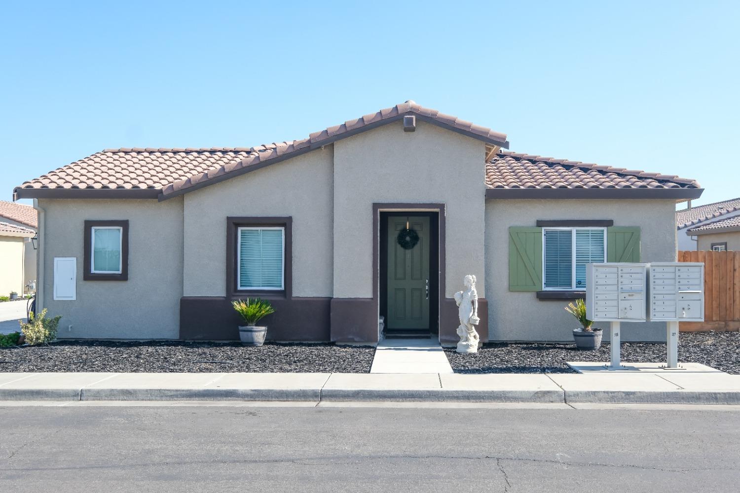 Detail Gallery Image 1 of 40 For 550 Betten St, Los Banos,  CA 93635 - 2 Beds | 2 Baths