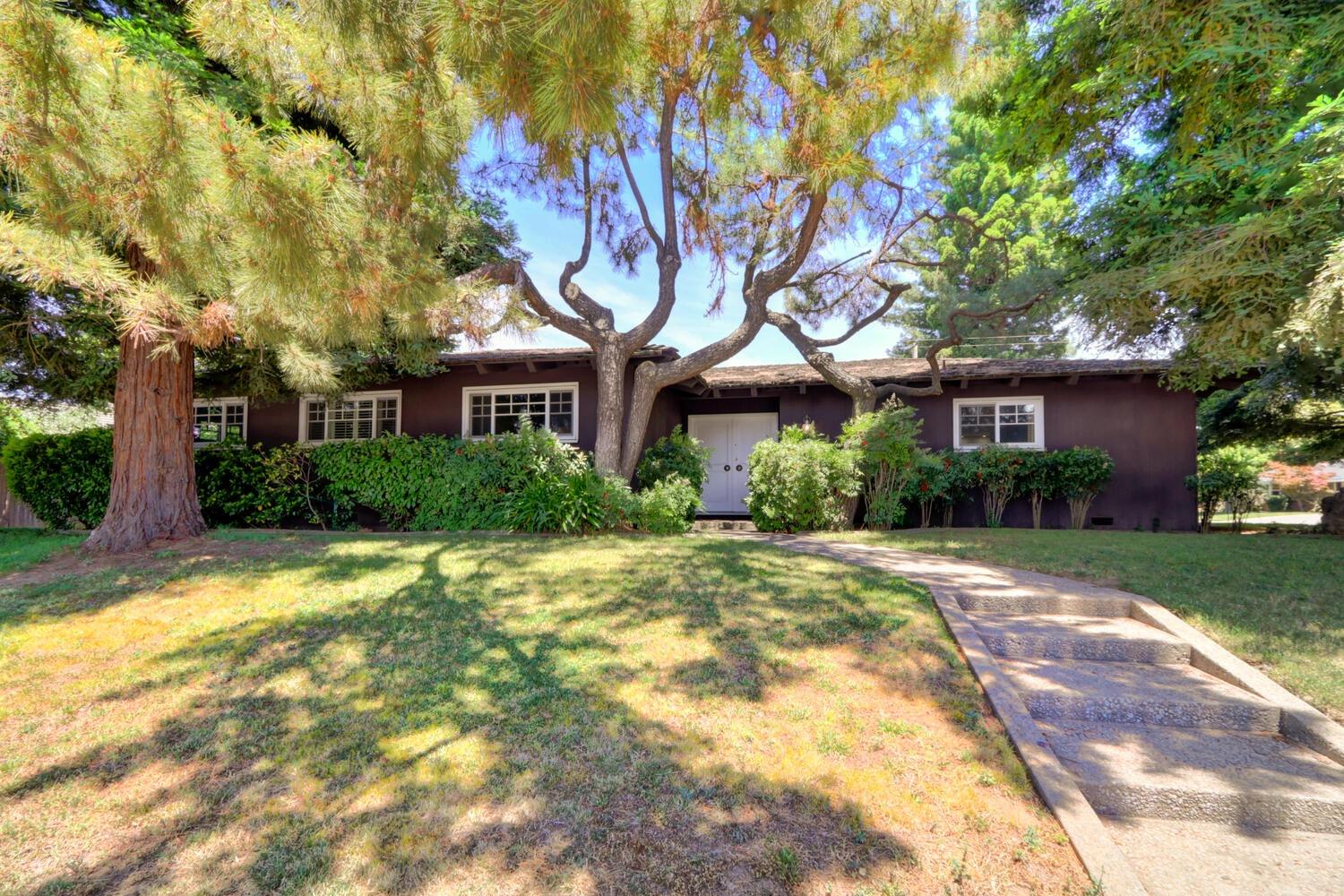Photo of 2931 American River Dr in Sacramento, CA