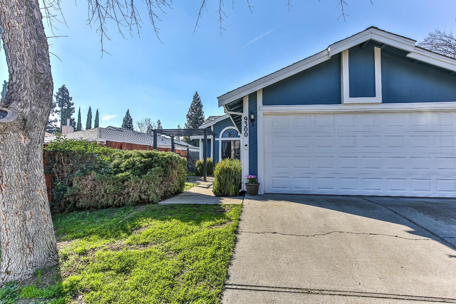 Photo of 9300 Quintanna Ct in Elk Grove, CA