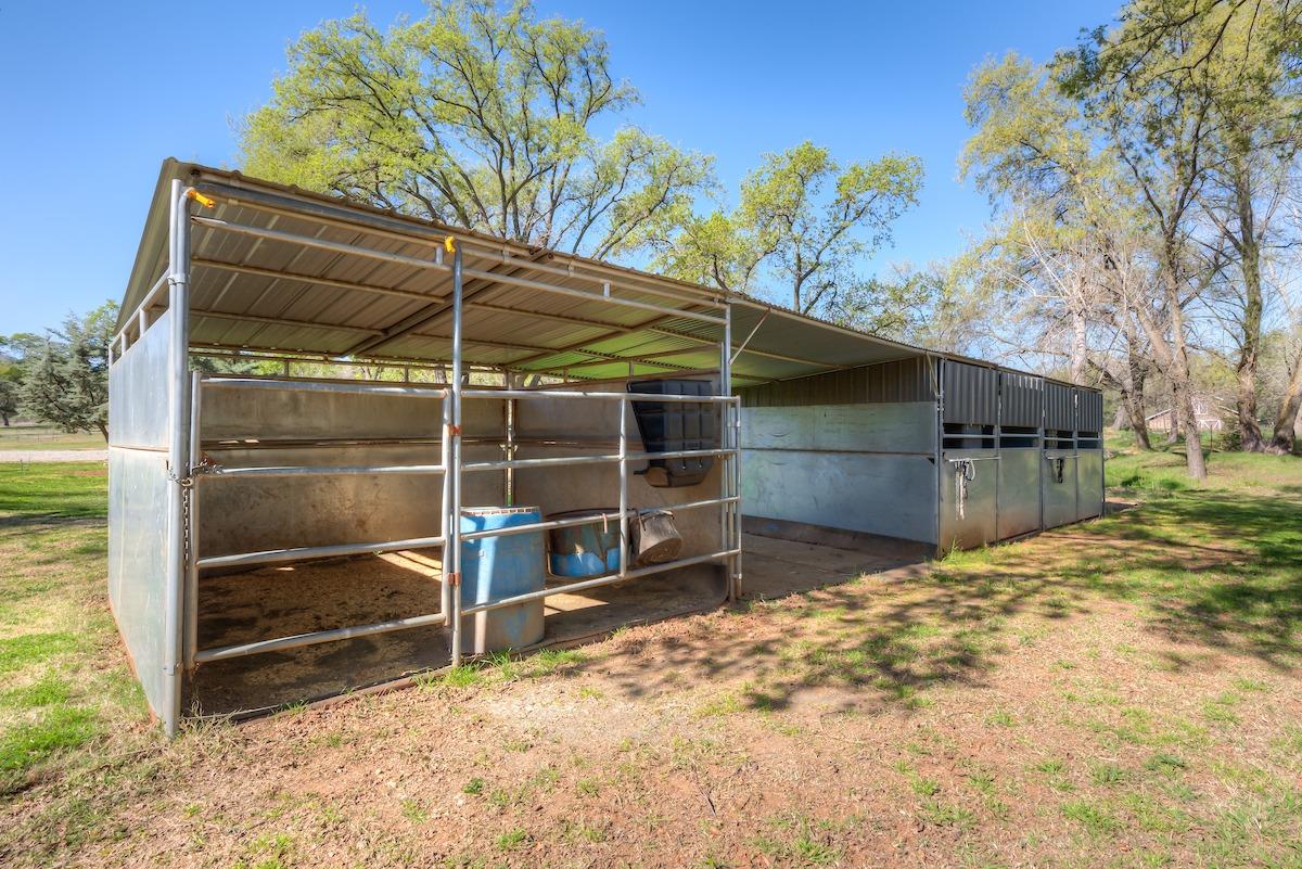 3 Stall Shedrow Barn with Mats and Wash Area
