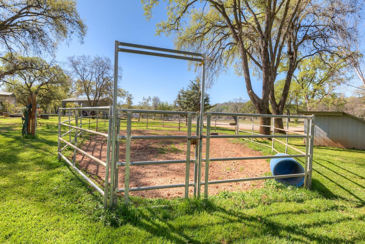 Multiple Large Pipe Corral Paddocks and Roundpen