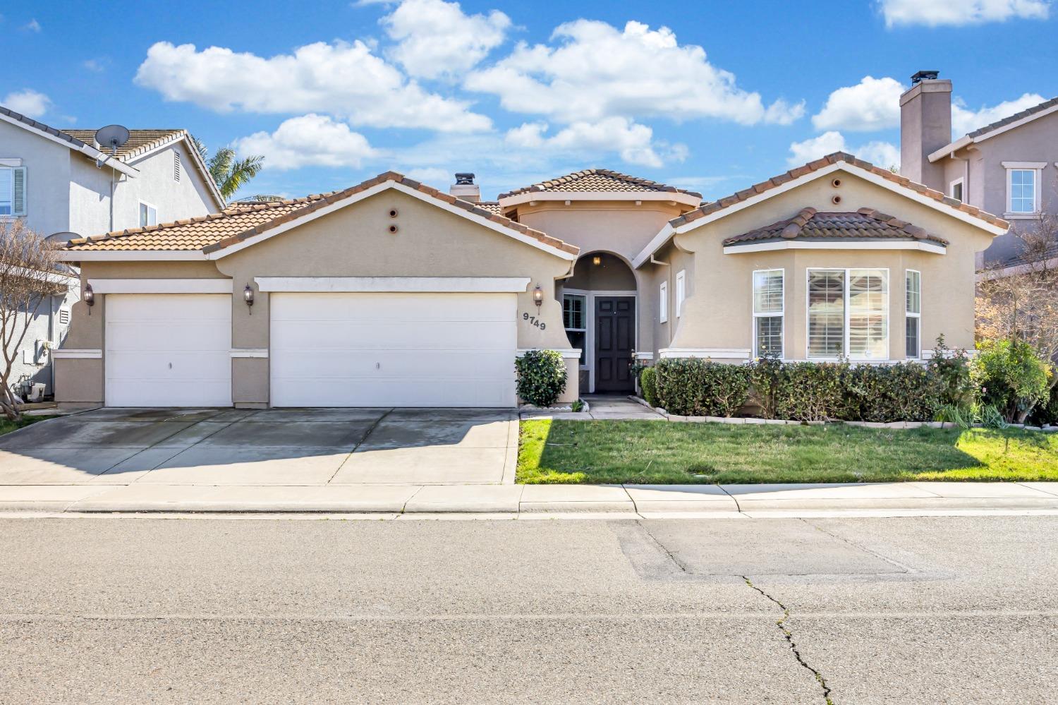 Photo of 9749 Mountain Vista Cir in Elk Grove, CA