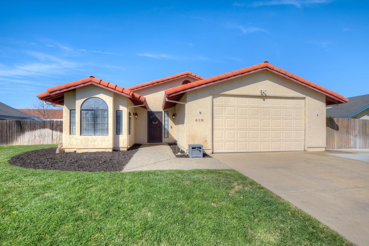 Photo of 210 Country Club Dr in Colusa, CA