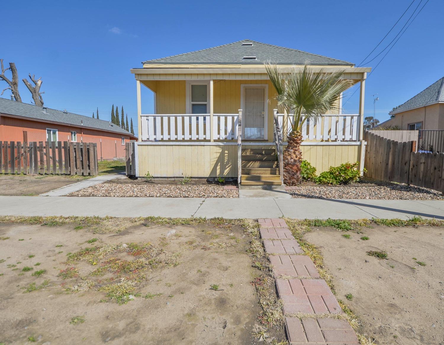 Detail Gallery Image 1 of 1 For 246 G St, Los Banos,  CA 93635 - 2 Beds | 1 Baths