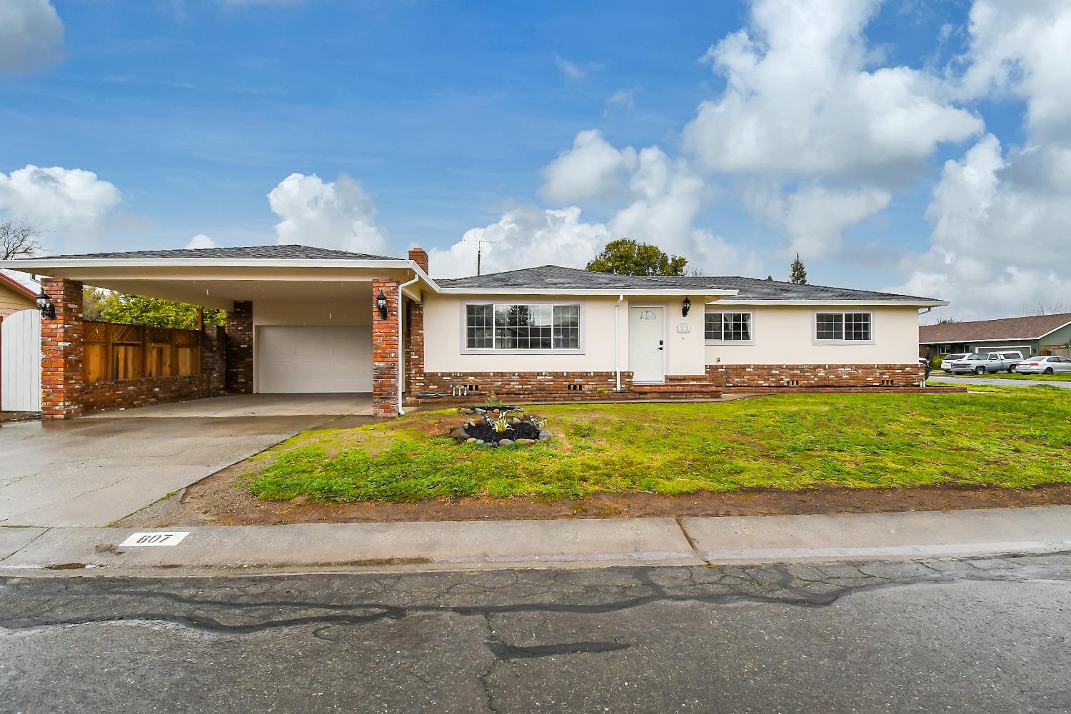 Photo of 607 Winslow Dr in Yuba City, CA