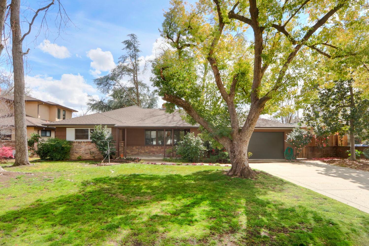 Photo of 5005 S Land Park Dr in Sacramento, CA