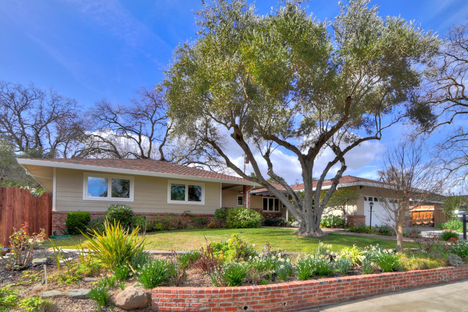 Photo of 1512 Del Dayo Dr in Carmichael, CA