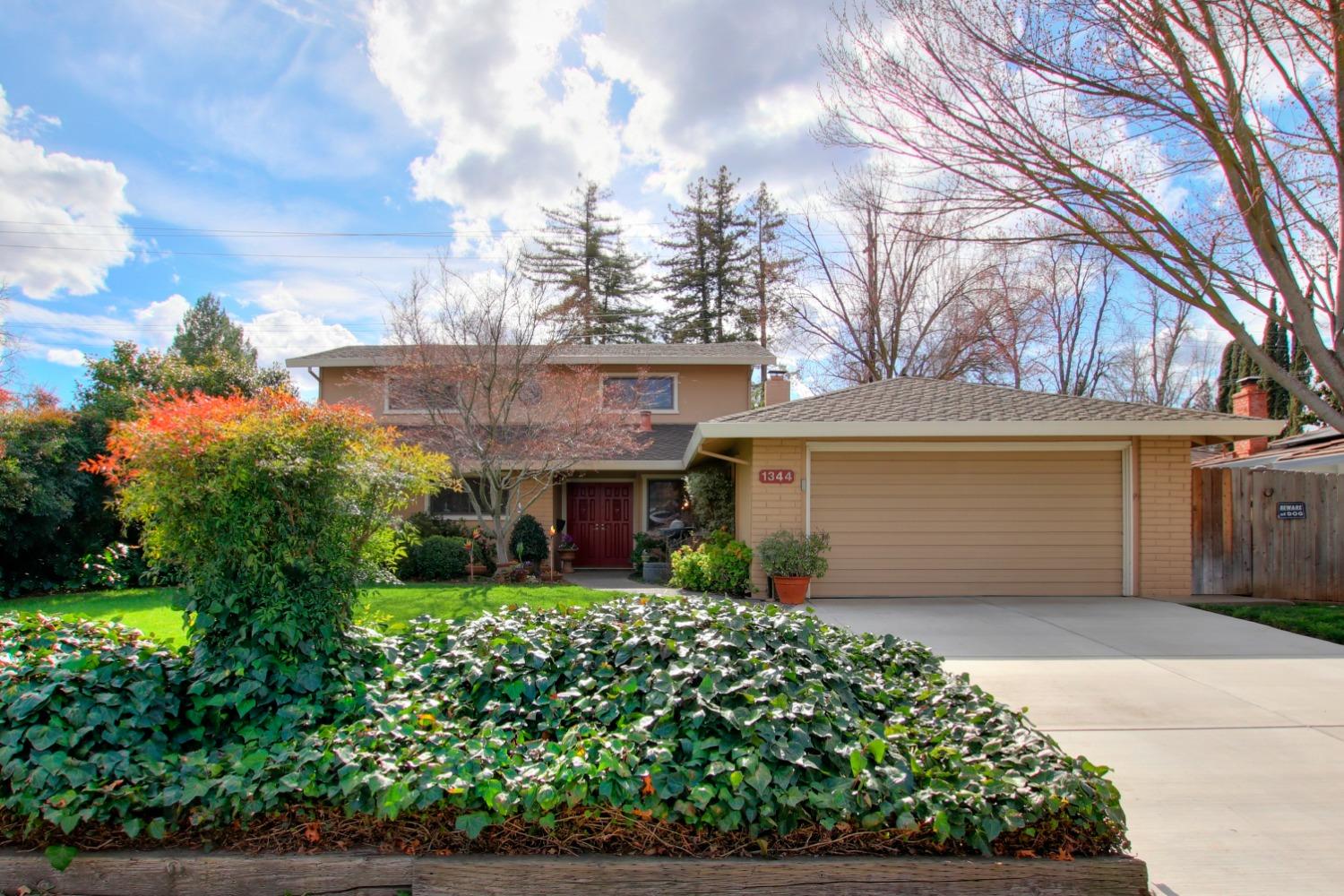 Photo of 1344 Meredith Wy in Carmichael, CA
