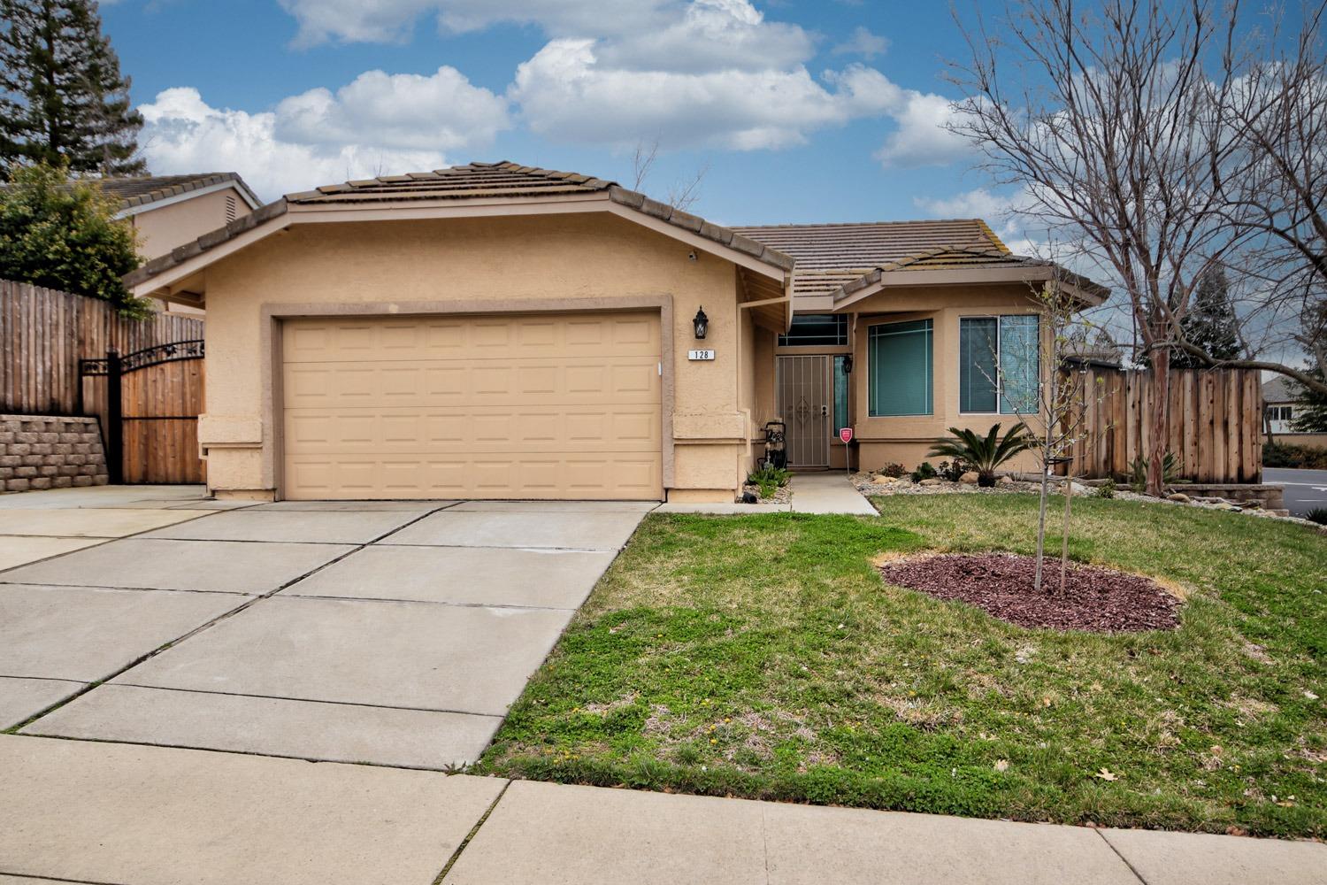 Photo of 128 Austin Dr in Folsom, CA