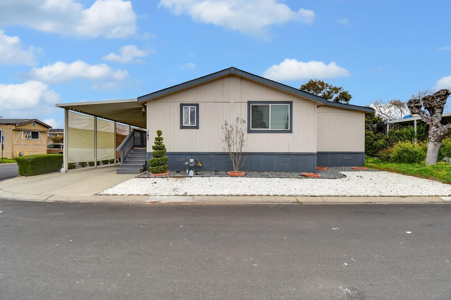 Photo of 147 Via Leona in Olivehurst, CA