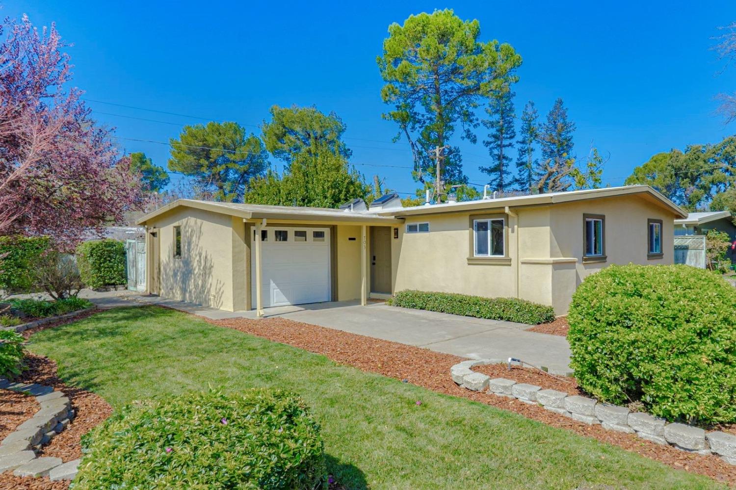 Photo of 703 M St in Davis, CA