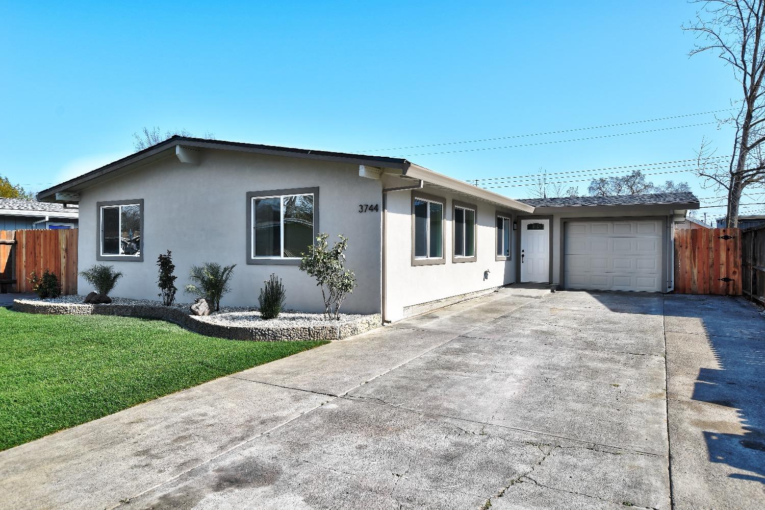 Photo of 3744 Floral Dr in North Highlands, CA