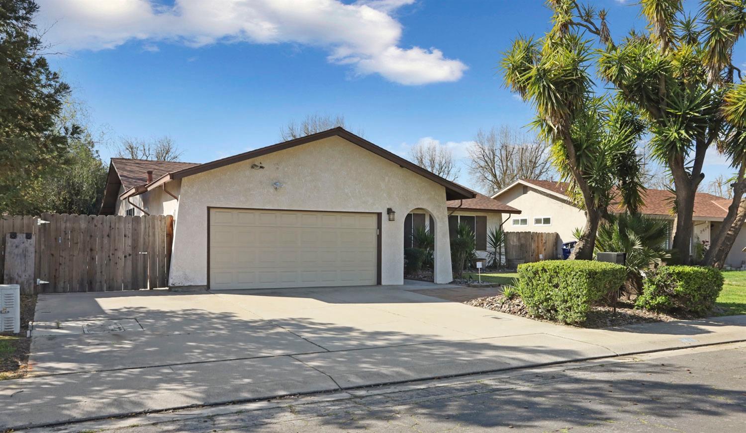 Detail Gallery Image 4 of 40 For 2420 Riedel Way, Modesto,  CA 95355 - 3 Beds | 2 Baths