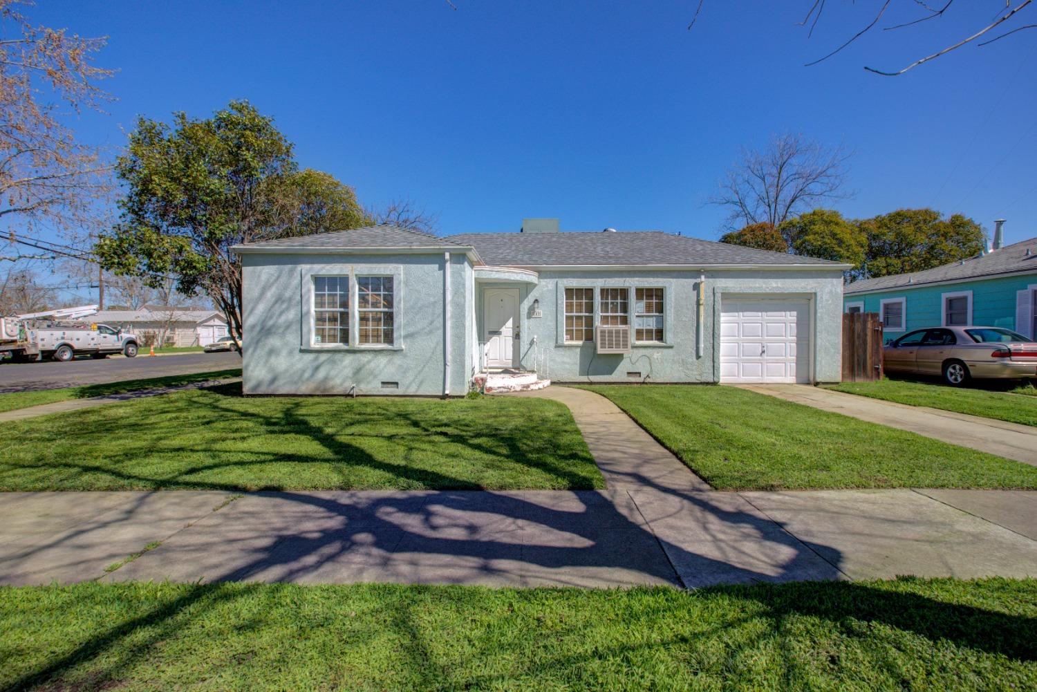 Photo of 859 W 21st St in Merced, CA