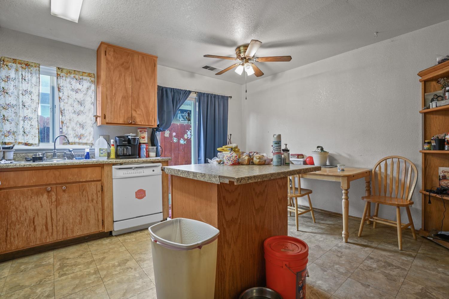 Detail Gallery Image 4 of 6 For 6036 Winners Cir, Riverbank,  CA 95367 - 3 Beds | 1 Baths