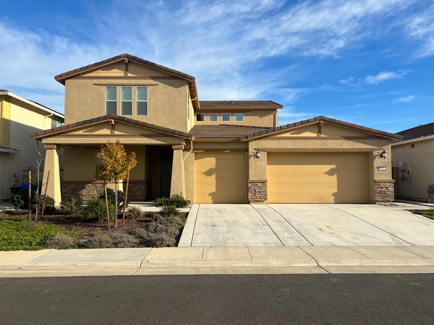 This is Lennar's most popular Fieldstone model with 3319sqf of living space and 20ft ceilings. Can a