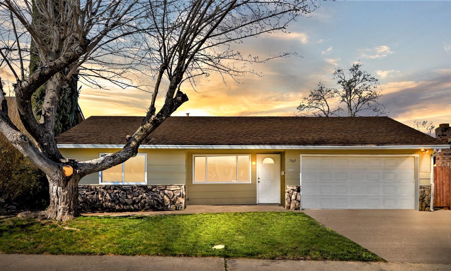 Check out this charming home in a great location of Citrus Heights. Beautiful wood-simulated floorin
