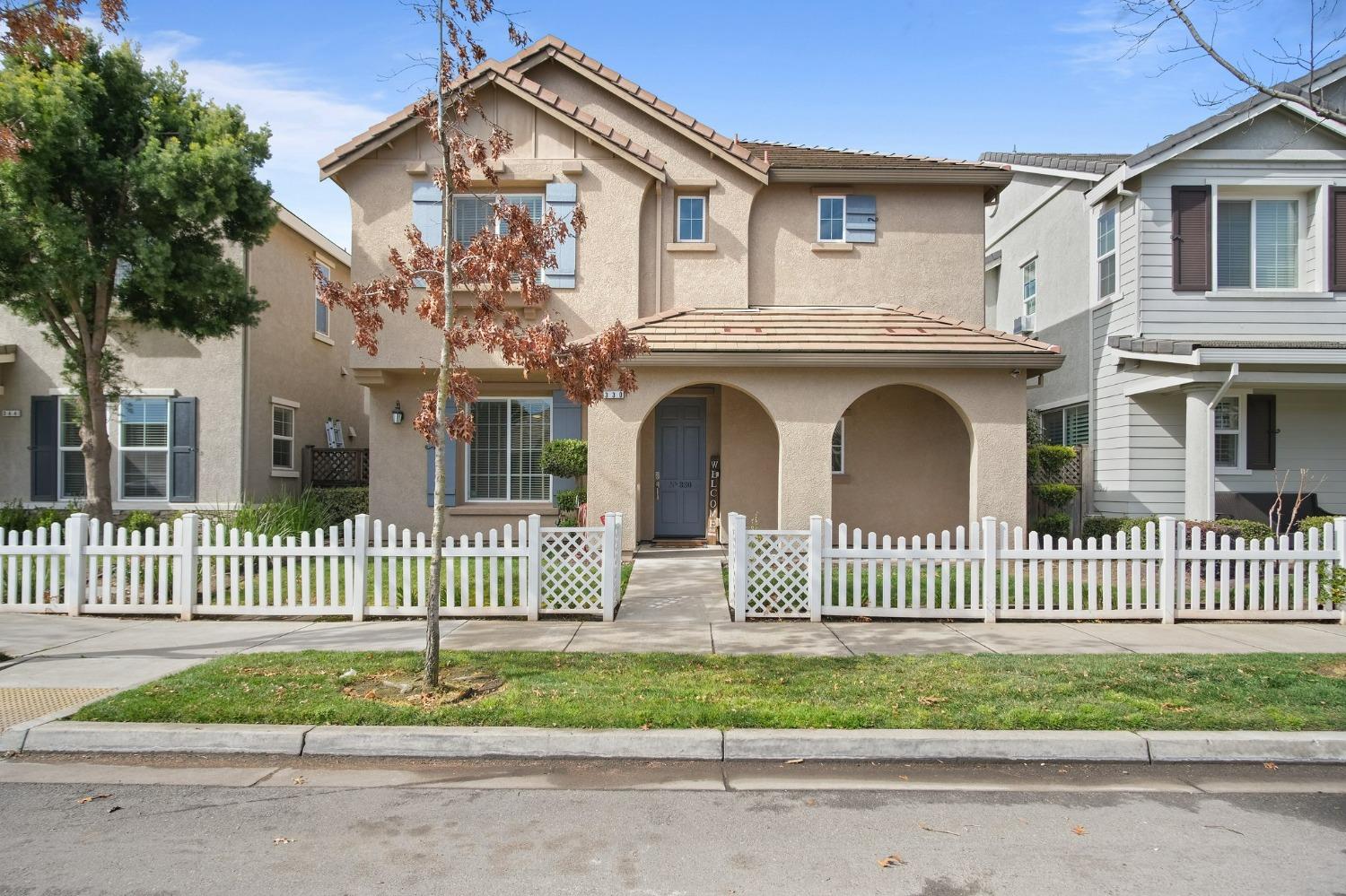 Detail Gallery Image 1 of 1 For 330 Applegate Dr, Oakdale,  CA 95361 - 3 Beds | 2/1 Baths