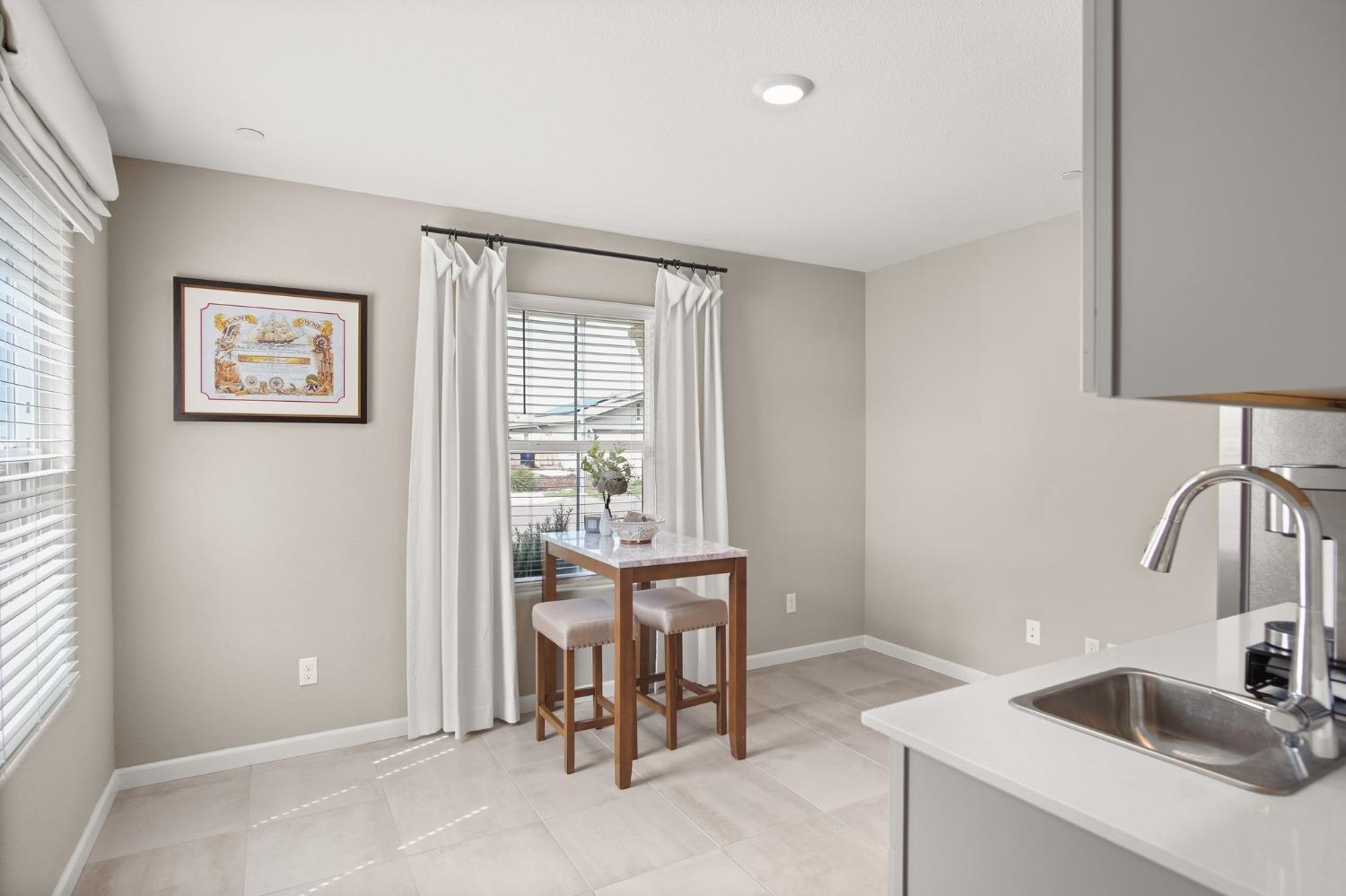 Detail Gallery Image 7 of 31 For 252 San Lorenzo St, Los Banos,  CA 93635 - 5 Beds | 3/1 Baths