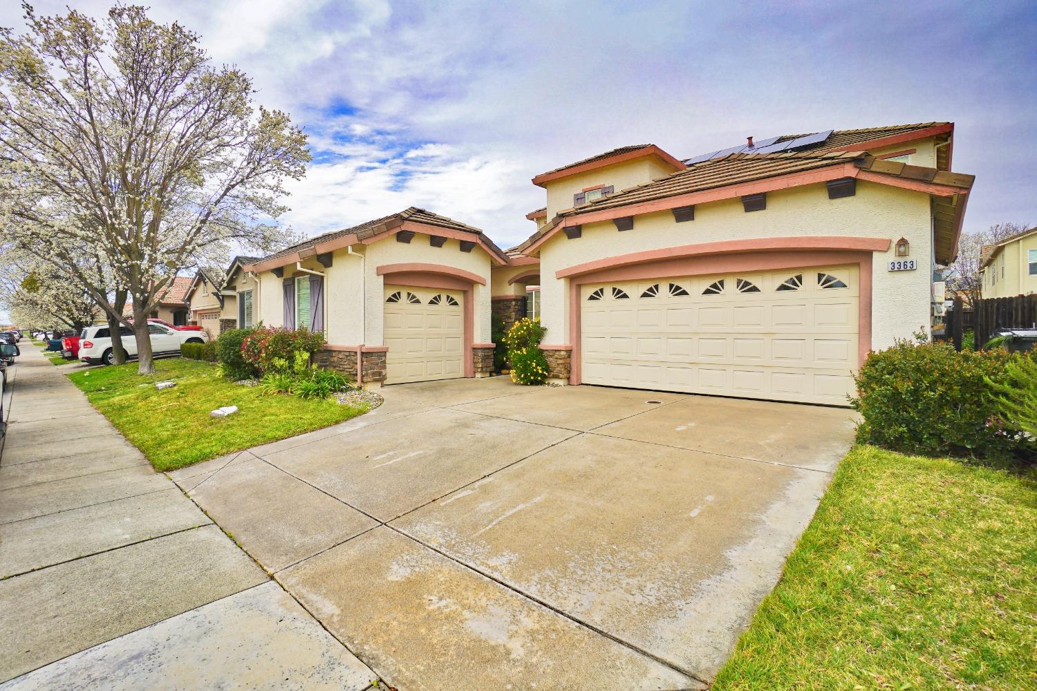 Looking for a large 5 bedroom 3 bath home? This is it! Wonderful and spacious North Natomas home wit