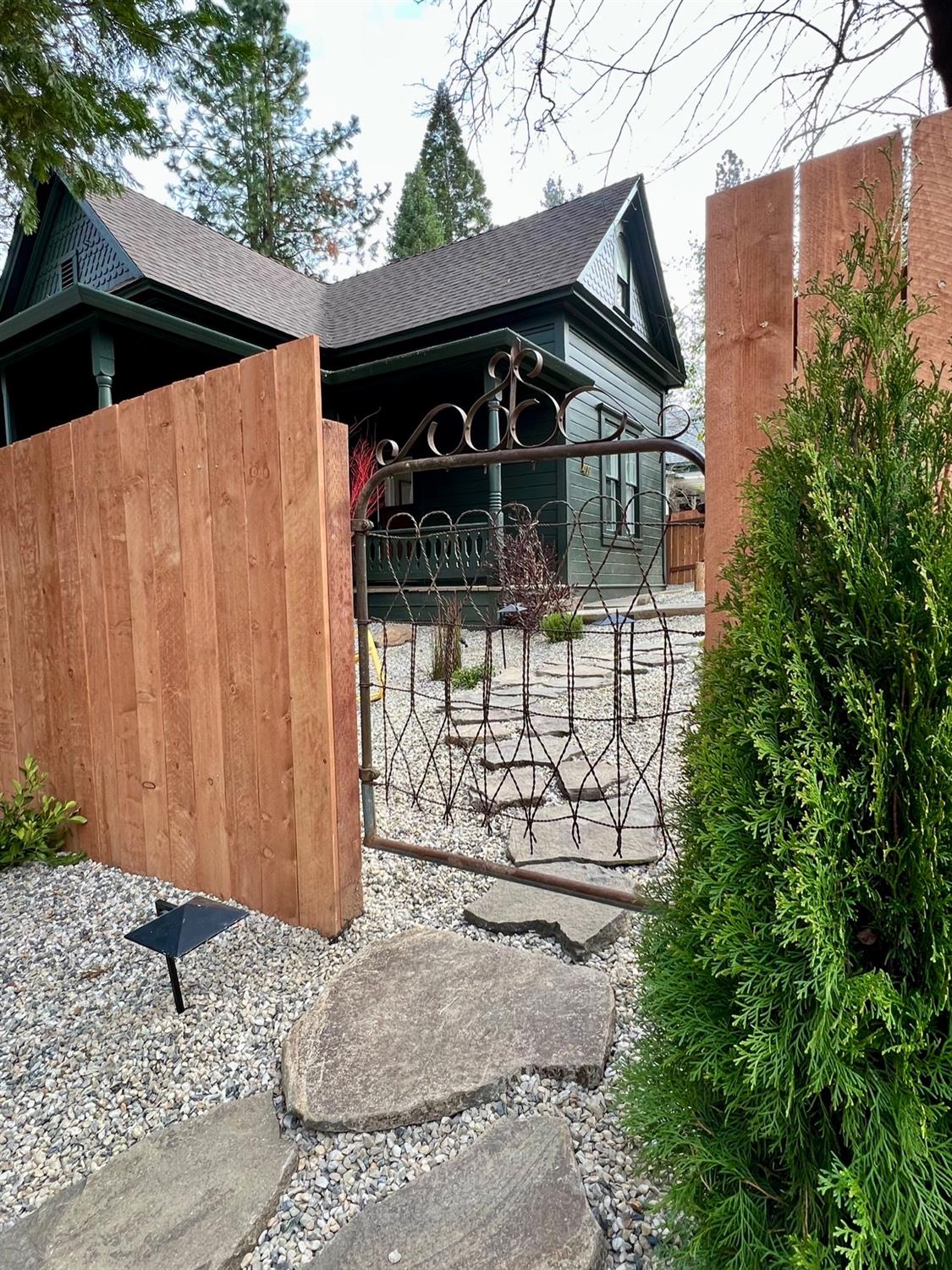 Detail Gallery Image 3 of 43 For 409 Sacramento St, Nevada City,  CA 95959 - 4 Beds | 2 Baths