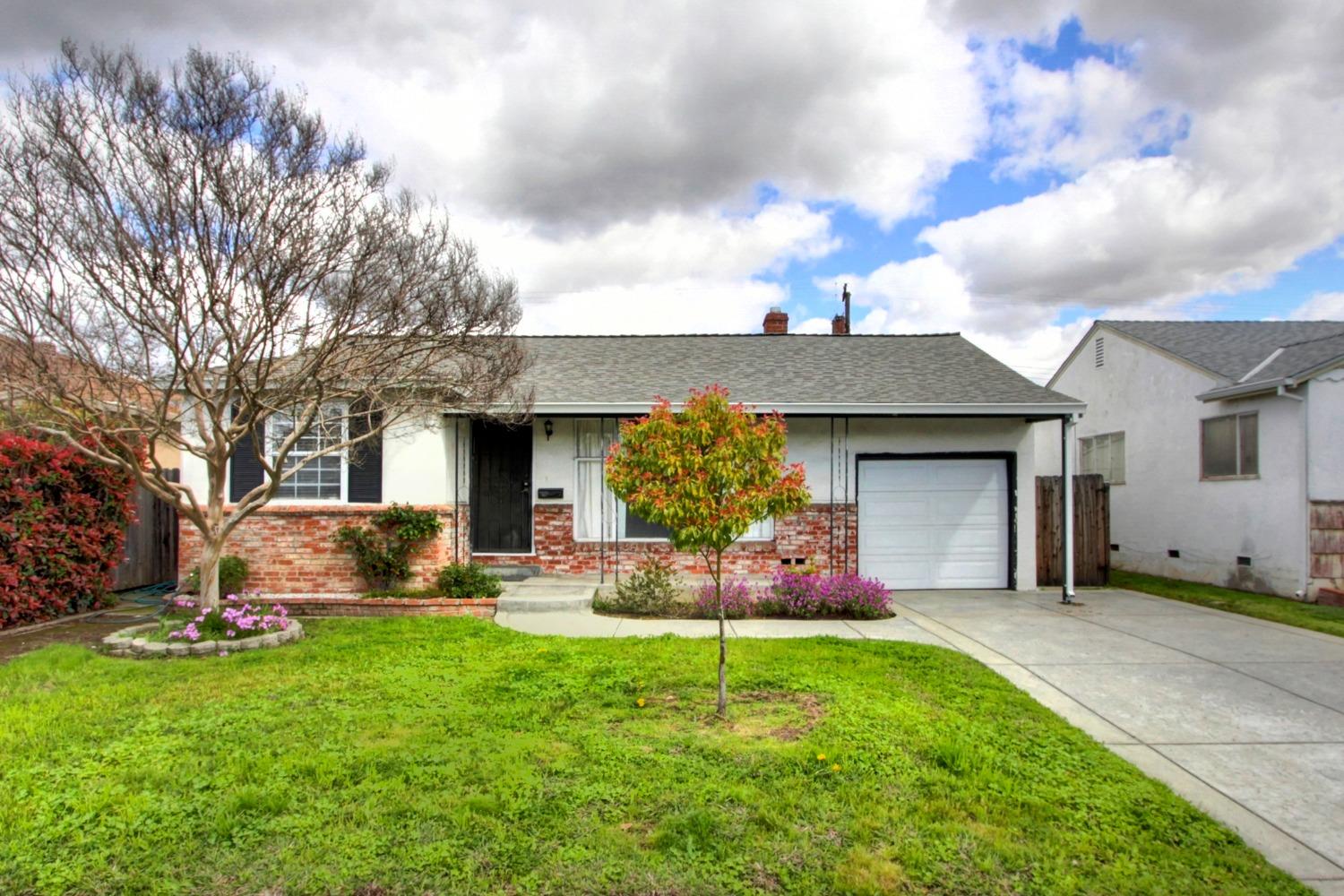 Photo of 5625 Johns Dr in Sacramento, CA