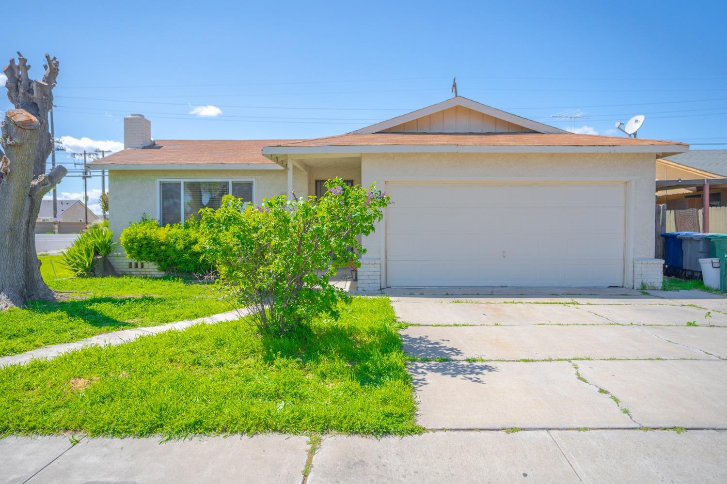 Detail Gallery Image 1 of 1 For 703 Skylark Ave, Los Banos,  CA 93635 - 3 Beds | 2 Baths