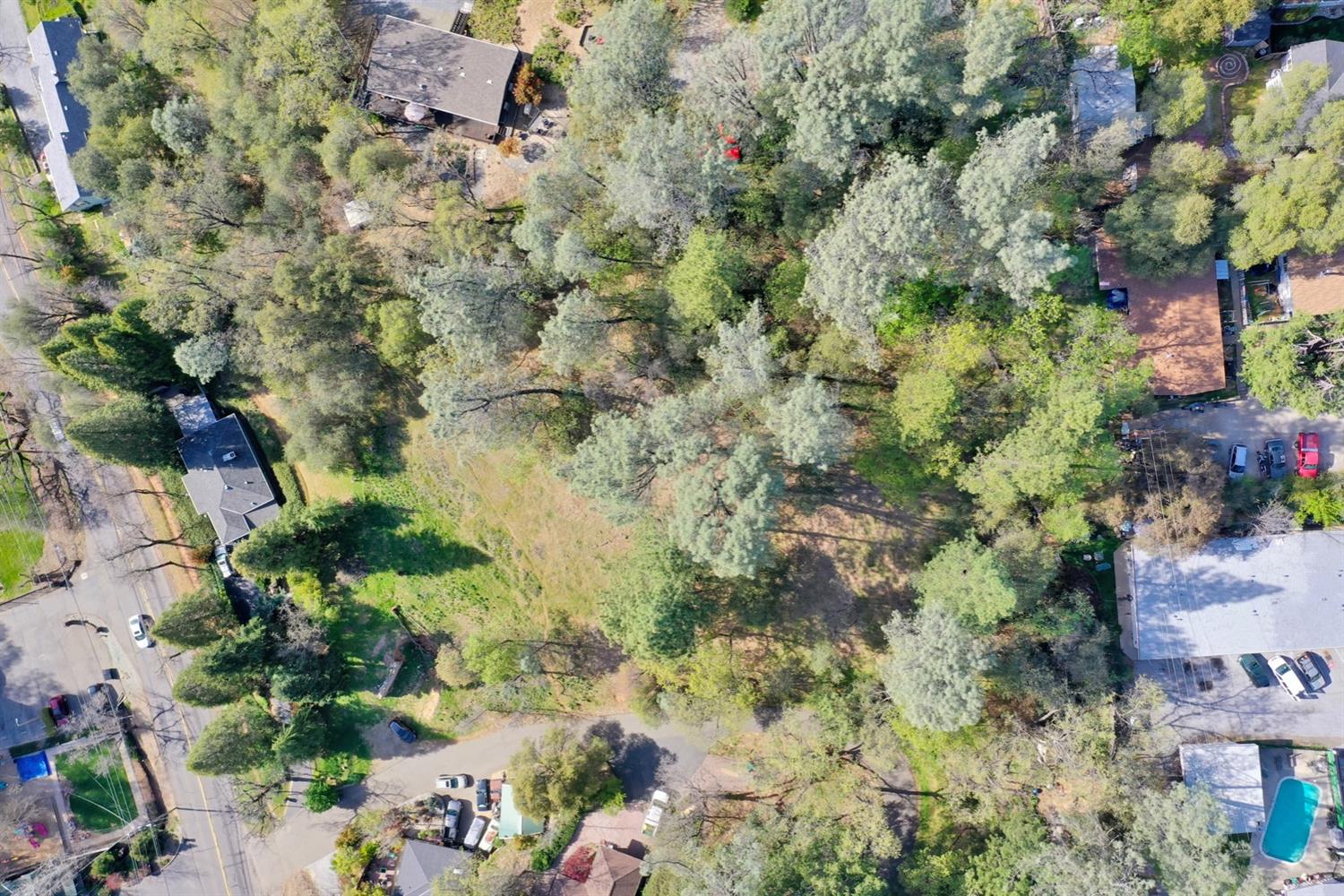 Sweet 1 plus acre lot in Placerville. Would be a great property to build your new home, water, sewer and power are at property. The lot runs all the way up the hill with Vivian Court on the south border. Great location, just walk downtown for shopping or great meals and just a quick drive to Highway 50.