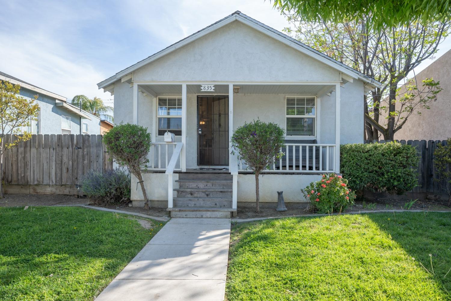 Detail Gallery Image 1 of 1 For 835 I St, Los Banos,  CA 93635 - 2 Beds | 1 Baths