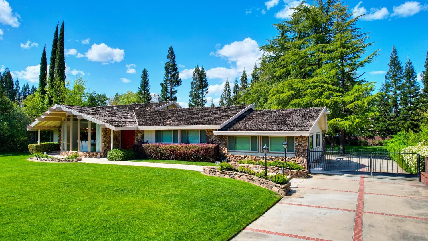 Photo of 3301 Fair Oaks Blvd in Sacramento, CA