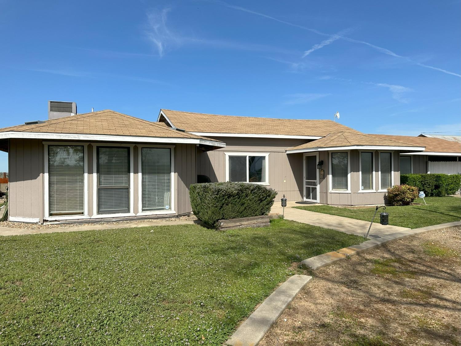 Photo of 13020 Cherokee Ln in Galt, CA