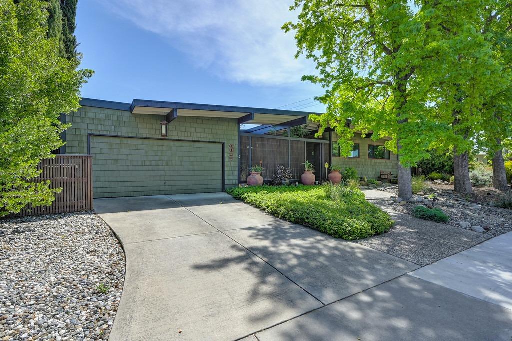 6377 Oakridge Way, Sacramento, CA 95831